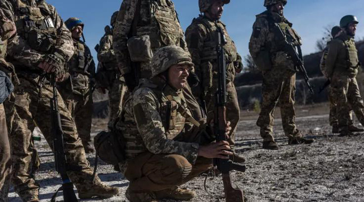 Các binh sĩ Ukraine thuộc Lữ đoàn 63 được huấn luyện chiến thuật quân sự tại tỉnh Donetsk vào ngày 30-10 - Ảnh: CNBC