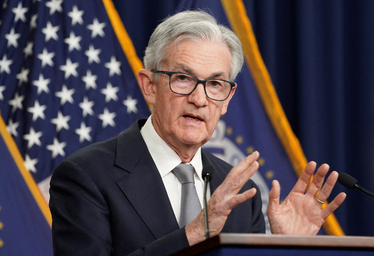 Chủ tịch Fed Jerome Powell tuyên bố không thay đổi lãi suất trong buổi họp báo ngày 1-11 - Ảnh: REUTERS
