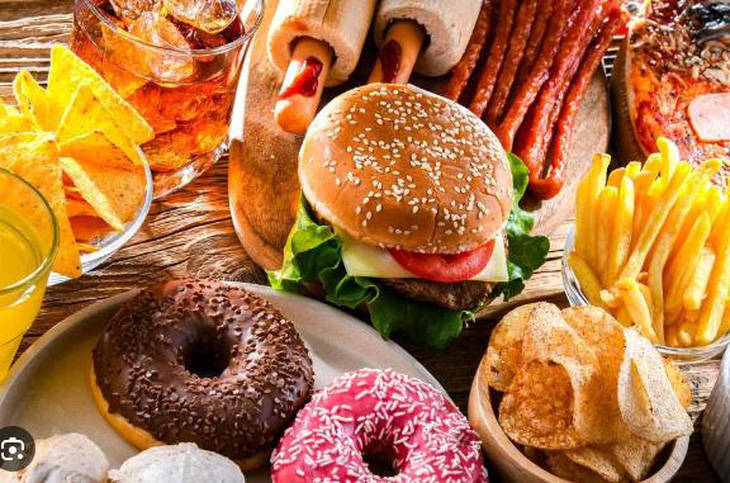 Nghiên cứu cho thấy đồ ăn vặt làm tăng nguy cơ phát triển ung thư đại trực tràng - Ảnh: FORBES