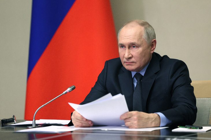 Tổng thống Nga Vladimir Putin ký luật rút lại phê chuẩn Hiệp ước cấm thử vũ khí hạt nhân ngày 2-11 - Ảnh: AFP