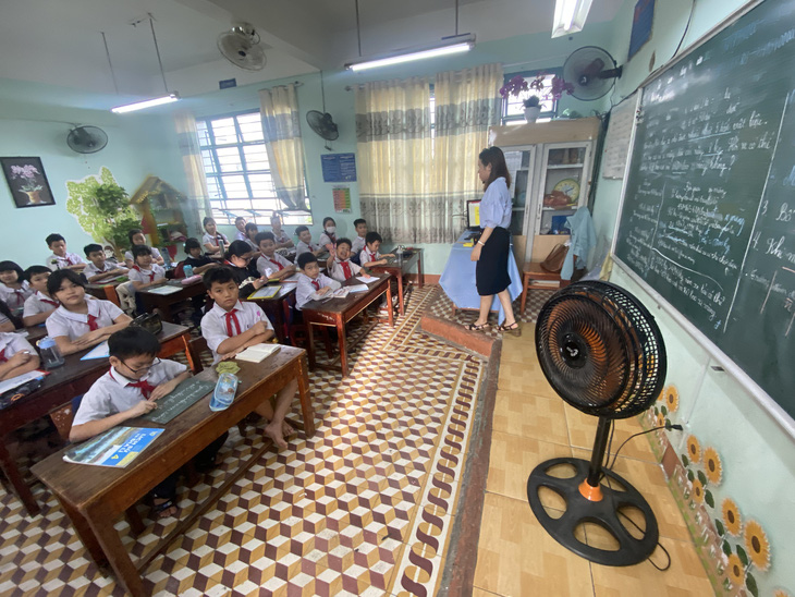 Dù đã qua mùa hè nhưng phòng học tại một trường ở quận Thanh Khê phải bật gần chục cây quạt nhưng vẫn nóng bức - Ảnh: B.D.