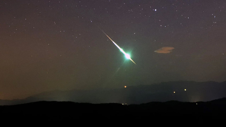 Mưa sao băng Taurids trên bầu trời Slovenia năm 2015 - Ảnh: SHUTTERSTOCK