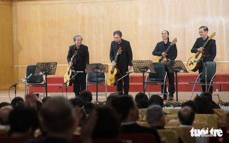 Nghệ sĩ Nguyễn Thanh Huy (bìa trái) cũng là thành viên nhóm Saigon Guitar Quartet - Ảnh: H.VY