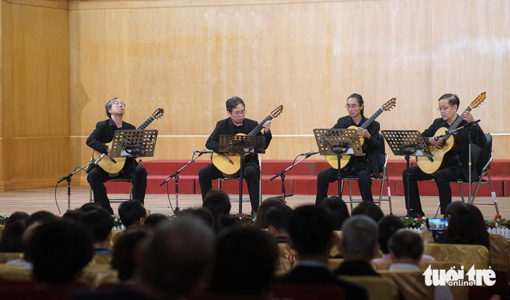 Các nghệ sĩ của Saigon Guitar Quartet trình diễn thăng hoa trên sân khấu đêm khai mạc - Ảnh: H.VY