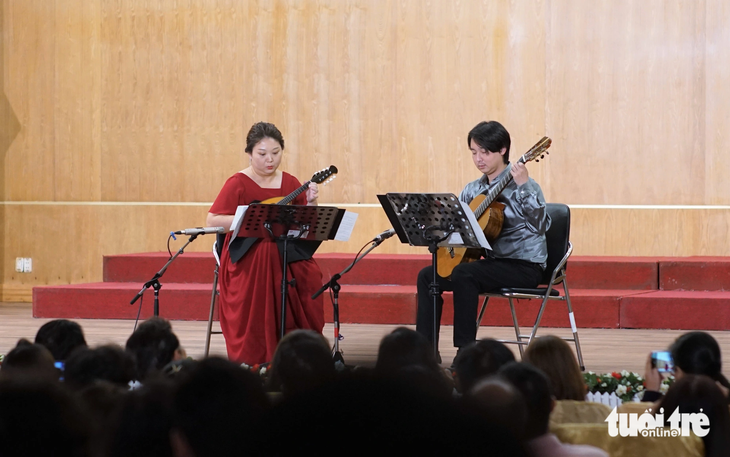 Phần song tấu guitar và mandolin của cặp đôi nghệ sĩ, tri kỷ người Nhật Mai Hayashi và Toru Kobayashi tạo nên bầu không khí du dương, thanh nhã, sâu lắng đậm tinh thần Nhật Bản - Ảnh: H.VY