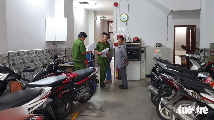 Công an kiểm tra công tác đảm bảo an toàn phòng cháy chữa cháy tại quận Tân Phú - Ảnh: MINH HÒA