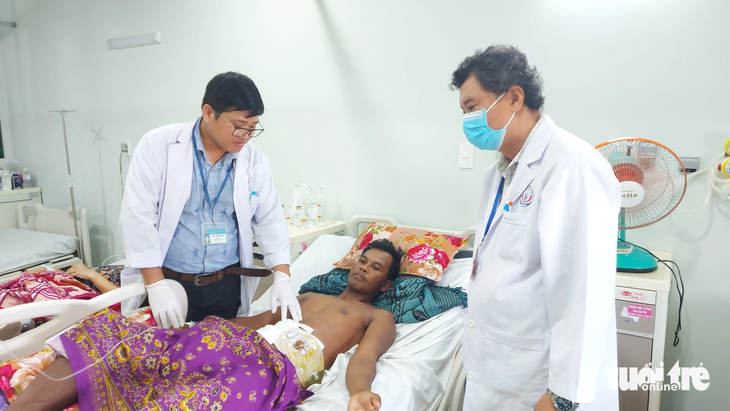 Bác sĩ Bệnh viện Đa khoa tỉnh Kiên Giang thăm khám sức khỏe ông Slat - người bị trâu húc thủng bụng - Ảnh: CHÍ CÔNG