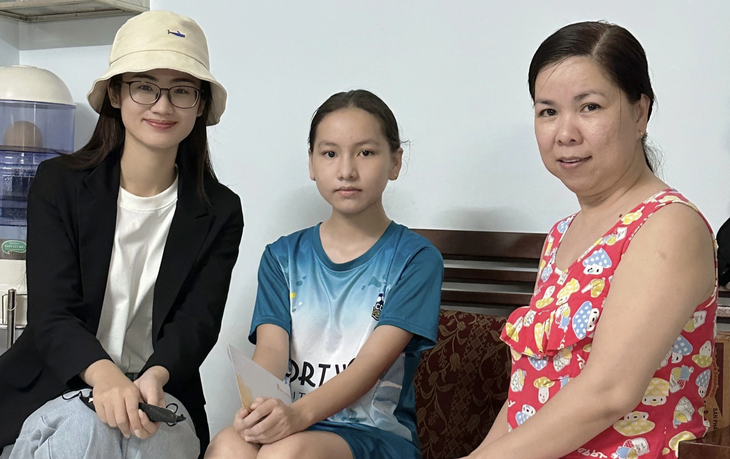 Hoa hậu Ý Nhi (bìa trái) thăm và ủng hộ gia đình có hoàn cảnh khó khăn tại quận Bình Thạnh, TP.HCM - Ảnh: NVCC