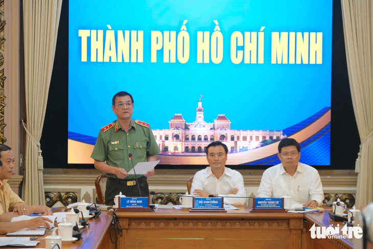 Trung tướng Lê Hồng Nam - giám đốc Công an TP.HCM - báo cáo tại TP.HCM - Ảnh: NGỌC PHƯỢNG