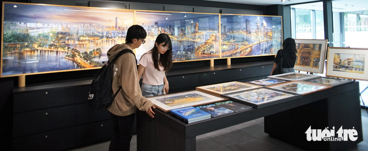 Bức vẽ cảnh quan đô thị Việt Nam theo góc nhìn toàn cảnh dài 6m tại triển lãm - Ảnh: H.VY