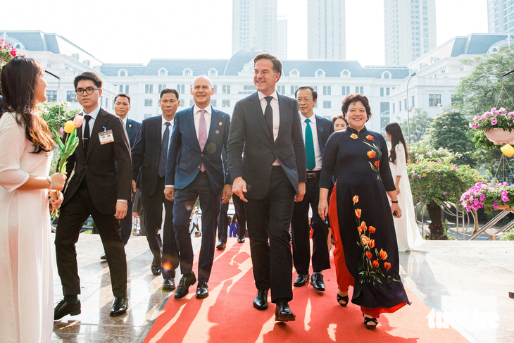 Thủ tướng Hà Lan Mark Rutte đến thăm Trường THPT chuyên Hà Nội - Amsterdam chiều 2-11, ngay trong dịp hai nước kỷ niệm 50 năm thiết lập quan hệ ngoại giao - Ảnh: DANH KHANG