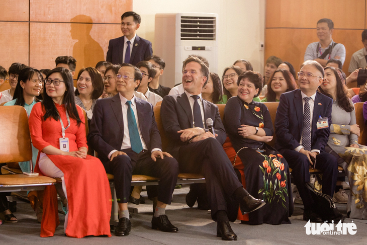 Thủ tướng Mark Rutte bật cười trước đoạn clip về những khoảnh khắc đời thường vui nhộn do học sinh Trường THPT chuyên Hà Nội - Amsterdam dựng và gửi tặng - Ảnh: DANH KHANG