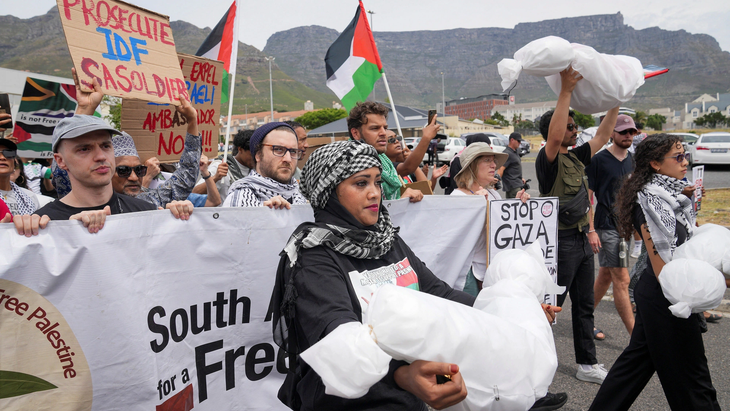 Người biểu tình mang theo các thi thể giả bọc vải trong cuộc biểu tình ủng hộ người Palestine ở thành phố Cape Town, Nam Phi ngày 1-11 - Ảnh: Reuters