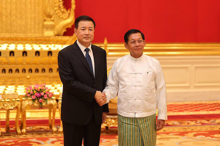 Bộ trưởng Công an Trung Quốc Vương Tiểu Hồng (trái) gặp Thống tướng Min Aung Hlaing - người đứng đầu chính quyền quân sự Myanmar - ở thủ đô Naypyidaw, ngày 31-10 - Ảnh: AFP