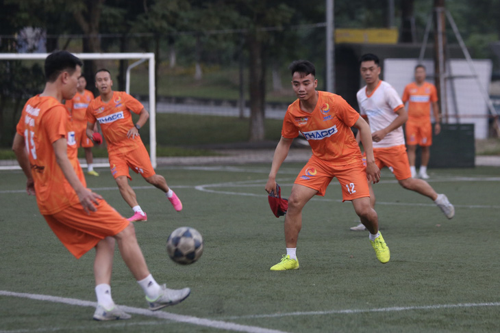 Đội Công đoàn Giao thông vận tải Việt Nam có mặt sớm nhất tại Trung tâm thể thao Viettel để tập luyện, chuẩn bị cho ngày khai mạc vòng loại khu vực Hà Nội Giải vô địch bóng đá công nhân toàn quốc 2023 - Ảnh: HOÀNG TÙNG