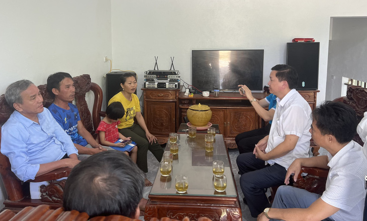 Sáng 2-11, đại diện UBND thị xã Nghi Sơn, chính quyền xã Phú Lâm đến thăm hỏi, động viên cháu bé bị bố bạo hành cùng gia đình nạn nhân - Ảnh người dân cung cấp