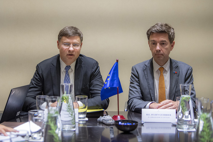 Cao ủy thương mại EC Valdis Dombroskiv (bìa trái) và Đại sứ EU tại Việt Nam Julien Guerrier trong họp báo chiều 2-11 - Ảnh: Phái đoàn EU tại Việt Nam