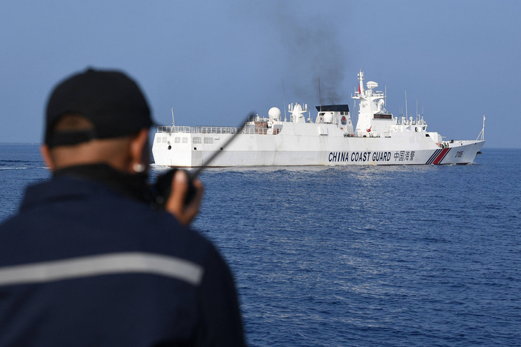 Thủy thủ trên tàu Datu Bankaw của Cục Thủy sản và tài nguyên dưới nước Philippines giám sát một tàu hải cảnh Trung Quốc gần bãi cạn Scarborough ở Biển Đông hồi tháng 9 năm nay - Ảnh: AFP