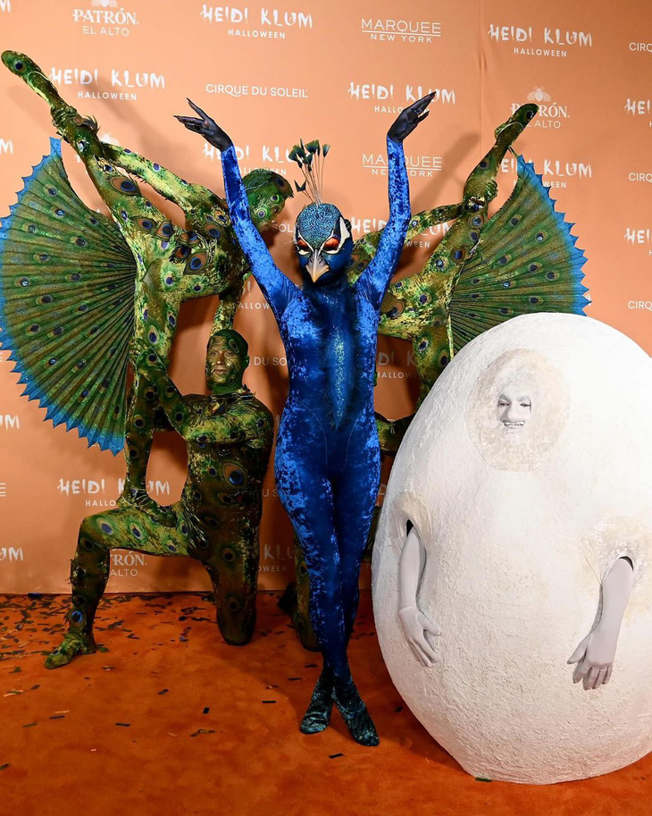 Ông xã Heidi Klum - Tom Kaulitz biến hình thành quả trứng biết đi hài hước
