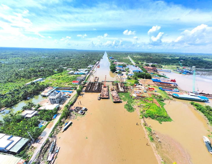 Từ ngày 3-11, tàu ghe sẽ không được đi qua khu vực kênh Nguyễn Tấn Thành để đảm bảo an toàn giao thông đường thủy, phục vụ thi công cống âu Nguyễn Tấn Thành - Ảnh: MẬU TRƯỜNG