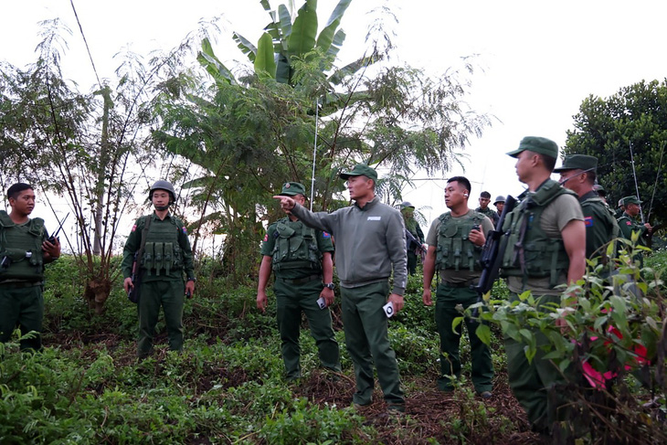 Thủ lĩnh Đội quân Liên minh dân chủ quốc gia Myanmar (MNDAA) chỉ đạo giao tranh với quân đội Myanmar ở phía bắc bang Shan, ngày 27-10 - Ảnh: AFP