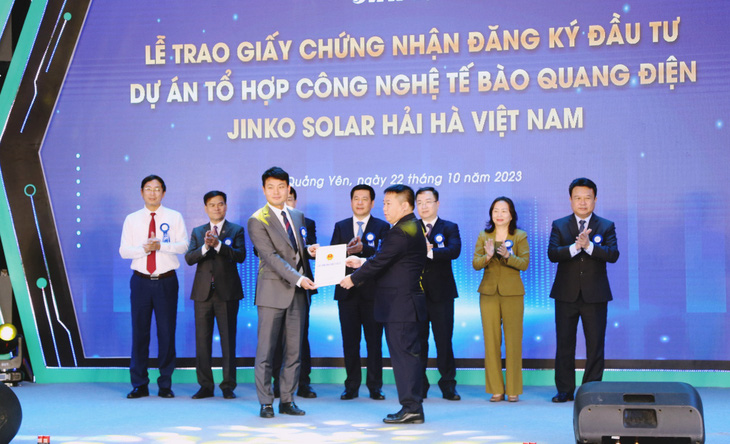 Đại diện Ban quản lý khu kinh tế tỉnh Quảng Ninh trao chứng nhận đăng ký đầu tư cho dự án Tổ hợp công nghệ tế bào quang điện Jinko Solar Hải Hà Việt Nam - Ảnh: MẠNH TRƯỜNG