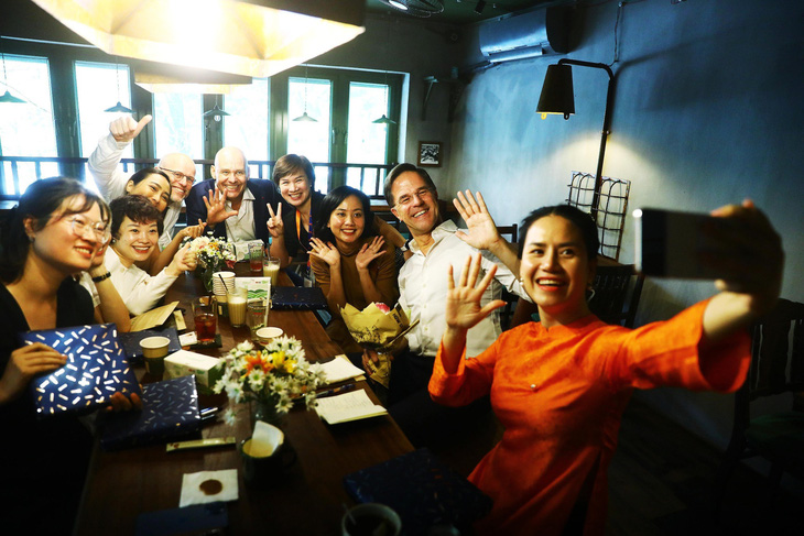 Sau buổi nói chuyện, Thủ tướng Hà Lan Mark Rutte chụp ảnh selfie cùng những người bạn Việt Nam - Ảnh: TTXVN