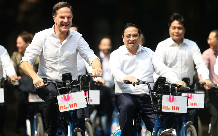 Hai Thủ tướng Việt Nam và Hà Lan cùng đạp xe, ngắm Hà Nội vào thu