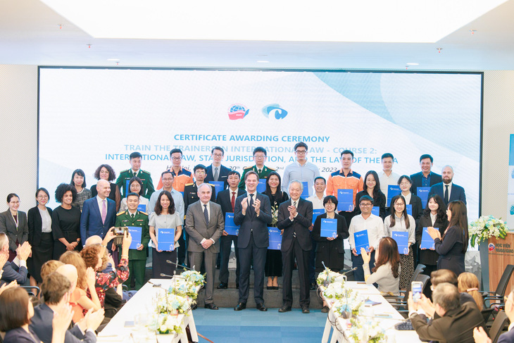 Thủ tướng Mark Rutte trao chứng chỉ cho các học viên khoá học luật biển hai học viện của Việt Nam và Hà Lan đồng tổ chức - Ảnh: Đại sứ quán Hà Lan tại Việt Nam