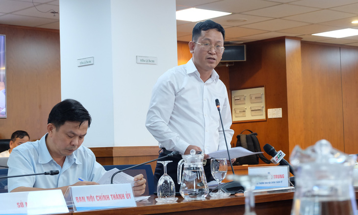Phó trưởng Ban Nội chính Thành ủy TP.HCM Trần Quốc Trung trao đổi với báo chí về việc mua tin phục vụ phòng, chống tham nhũng, tiêu cực - Ảnh: TIẾN LONG