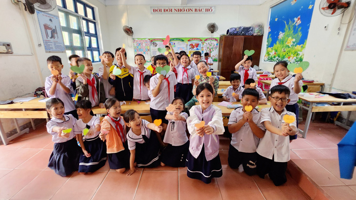 Học sinh Trường tiểu học Nguyễn Tất Thành (Quảng Trị) hào hứng khoe thành quả sau những buổi học thông qua chơi - Ảnh: P.THẢO