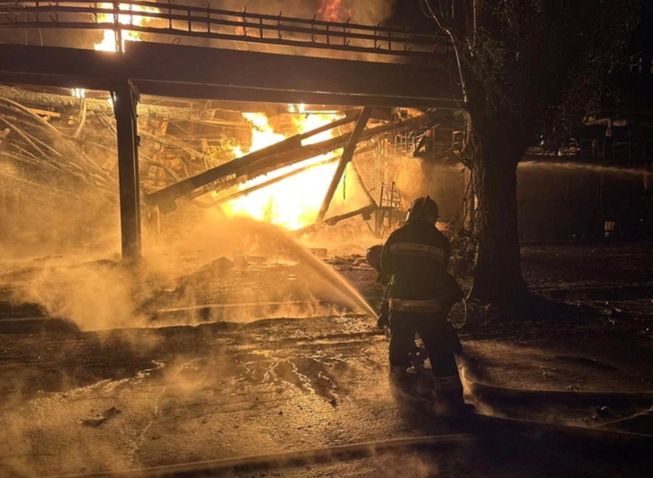 Lính cứu hỏa khống chế ngọn lửa tại nhà máy lọc dầu ở thành phố Kremenchuk, Ukraine - Ảnh: REUTERS