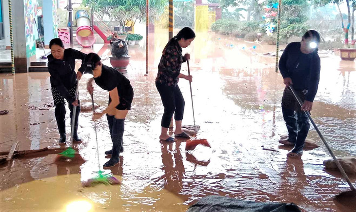 Lũ sau khi rút để lại khối lượng lớn bùn đất trên sân trường, các giáo viên huyện Hương Khê tất bật dọn dẹp để sớm đón học sinh đi học trở lại - Ảnh: H.A.