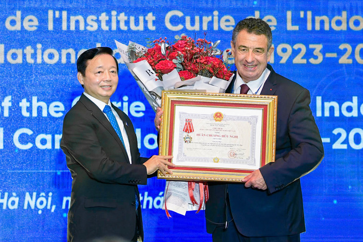 Phó thủ tướng Trần Hồng Hà trao tặng Huân chương Hữu nghị cho Viện Curie - Cộng hòa Pháp - Ảnh: NAM TRẦN