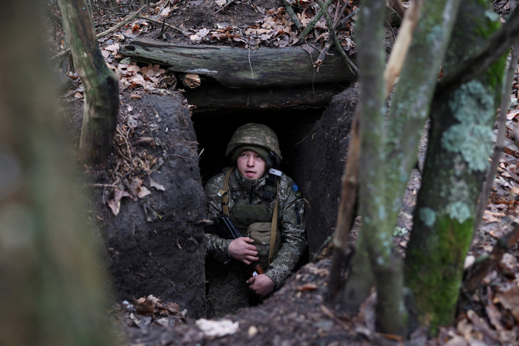 Binh sĩ Ukraine dưới hào chiến đấu ở chiến tuyến thuộc khu vực Donesk ở miền đông nước này - Ảnh: AFP