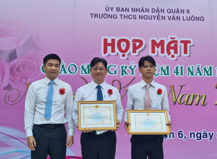 Ông Trần Dũng Hà, phó giám đốc Bảo hiểm xã hội TP.HCM (bìa trái), trao giấy khen và phần thưởng cho thầy Đinh Phú Cường (giữa) và đại diện Trường THCS Nguyễn Văn Luông - Ảnh: BHXH TP cung cấp