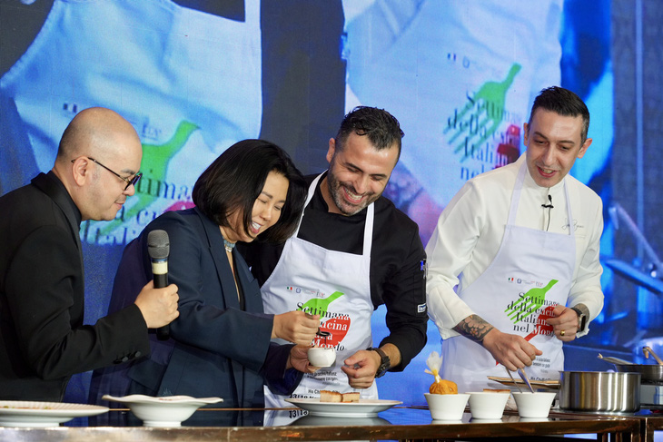 Bà Lê Hạnh, CEO TV Hub - nhà sản xuất nhiều chương trình truyền hình như Top Chef, Iron Chef... - đang cùng đầu bếp Ý chuẩn bị món ba chỉ heo nấu chậm, kết hợp cùng bí đỏ nghiền, xốt giấm đen Balsamic và thịt heo - Ảnh: HỮU HẠNH
