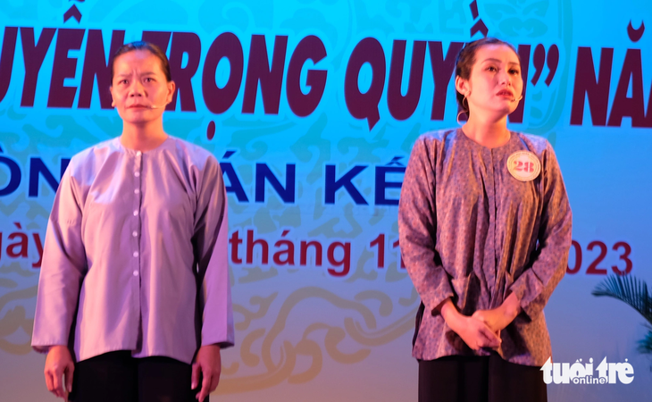 Diễn viên Kim Tuyến (bìa phải) vai cô Diệu trong trích đoạn Lá sầu riêng dự thi tối 19-11 - Ảnh: LINH ĐOAN