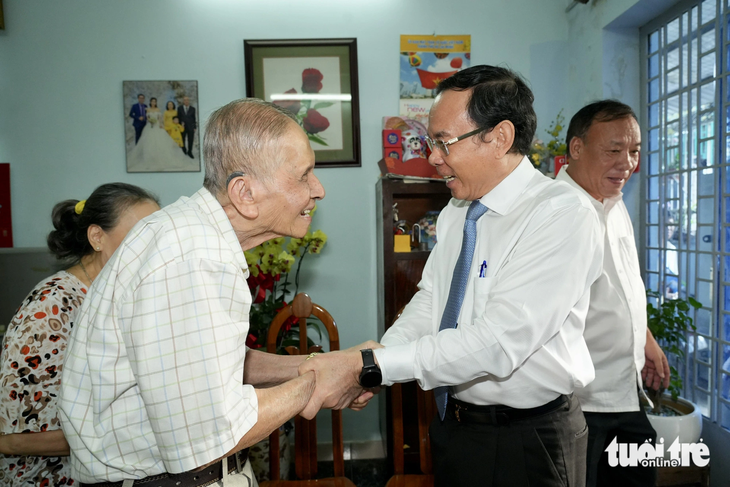 Đáp lại lời thăm hỏi, giáo sư Chu Phạm Ngọc Sơn mong lãnh đạo TP quan tâm đến các nhà khoa học, tạo mọi điều kiện để họ được làm việc, cống hiến cho TP.HCM - Ảnh: HỮU HẠNH