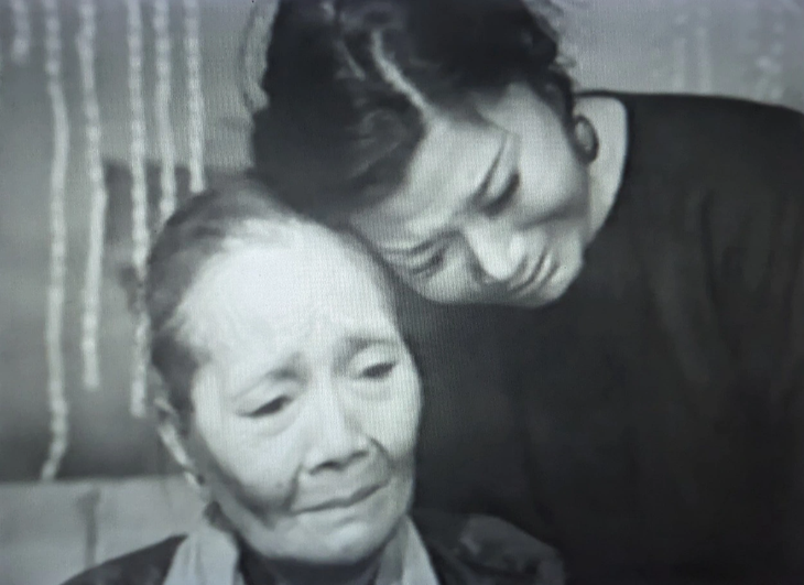 NSND Bảy Nam (trái, vai bà Tư) và NSND Kim Cương (vai cô Diệu) trong Lá sầu riêng - Ảnh chụp màn hình: LINH ĐOAN