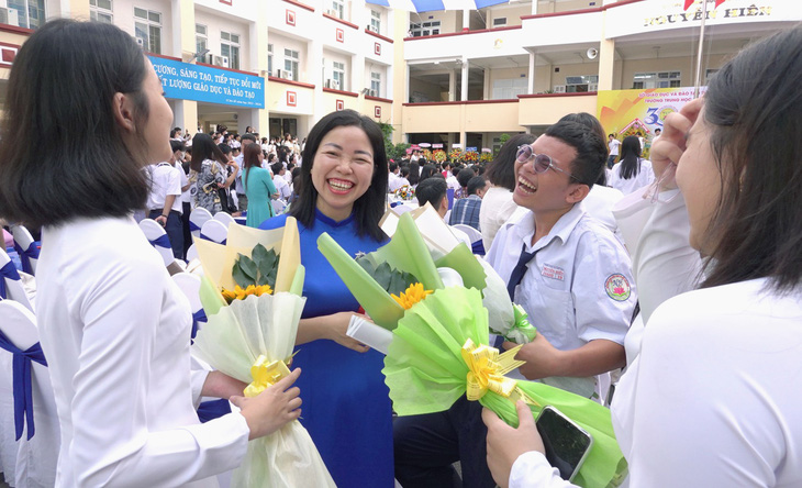 Học sinh Trường THPT Nguyễn Hiền (quận 11, TP.HCM) tặng hoa chúc mừng cô giáo nhân Ngày Nhà giáo Việt Nam 20-11 - Ảnh: NHƯ HÙNG