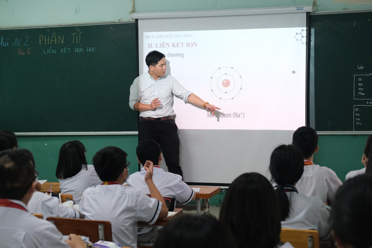 Thầy giáo Nguyễn Hoàng Cảnh trong tiết dạy - Ảnh: NGỌC PHƯỢNG 