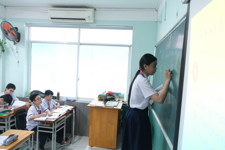 Các dạy của thầy Nguyễn Hoàng Cảnh mang lại những giờ học thú vị cho học sinh - Ảnh: NGỌC PHƯỢNG