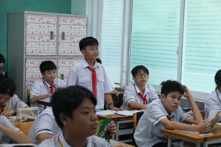 Các học sinh lớp 7A6, Trường THCS Nguyễn Du (quận 1, TP.HCM) trong tiết học của thầy Cảnh - Ảnh: NGỌC PHƯỢNG