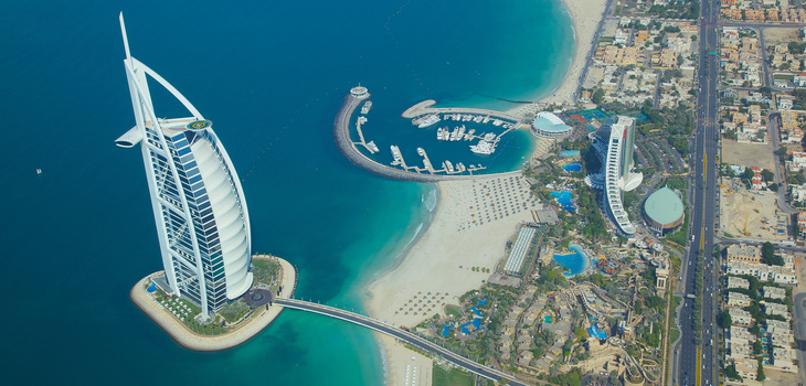 Tòa nhà Burj Al Arab và khu dân cư Palm Jumeriah ở UAE. Ảnh: Robert Harding/Alamy Stock Photo