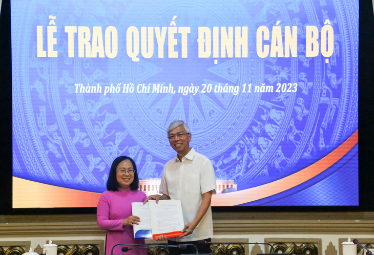 Phó chủ tịch UBND TP.HCM Võ Văn Hoan trao quyết định cho bà Đinh Thị Thanh Thủy - Ảnh: THẢO LÊ