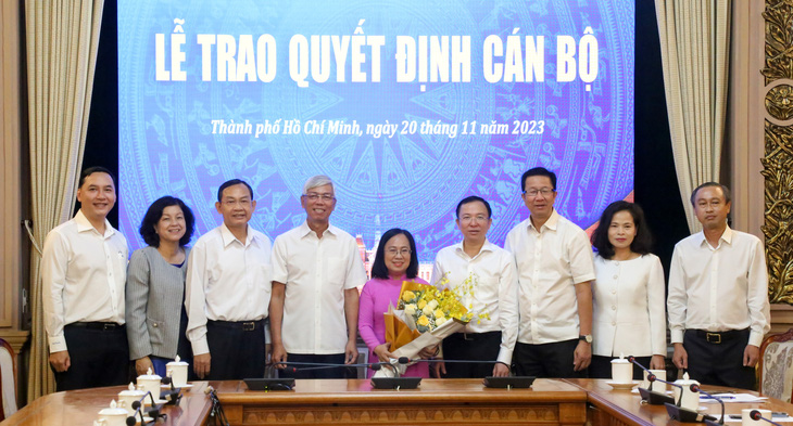 Lãnh đạo UBND TP.HCM, Ban Tuyên giáo Thành ủy, Văn phòng UBND TP, Nhà xuất bản Tổng Hợp TP.HCM trao hoa chúc mừng cho bà Đinh Thị Thanh Thủy - Ảnh: THẢO LÊ