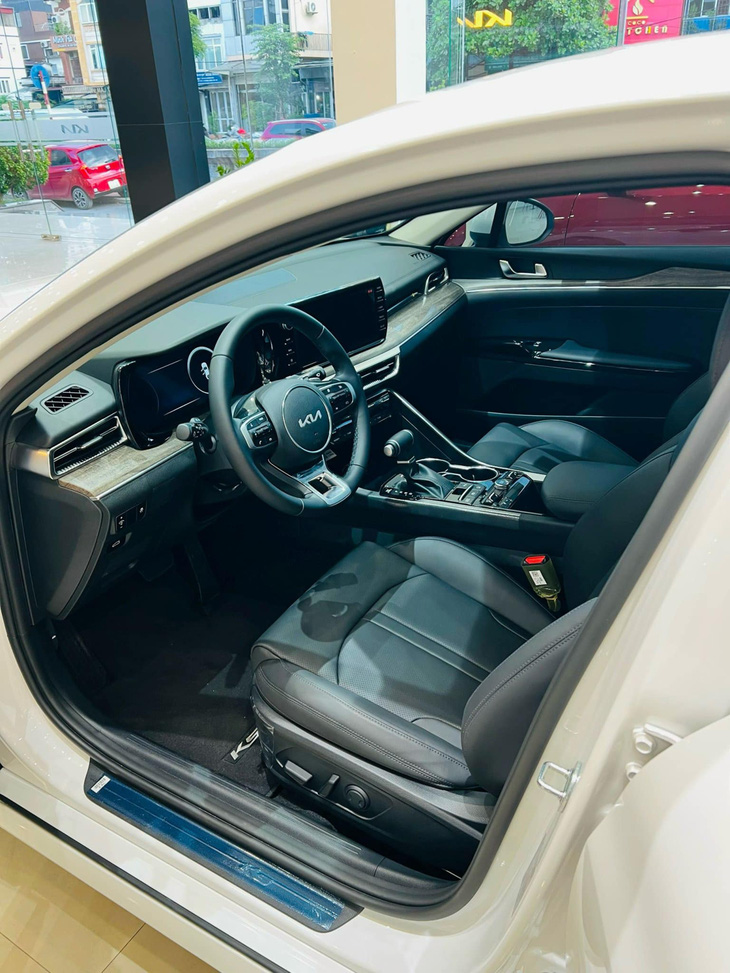 Inside, the car is equipped with a 10.25-inch central entertainment screen and 12.3-inch full LCD dashboard, Apple CarPlay and Android Auto connectivity, combined with a 12-speaker Bose sound system (Premium and GT versions).  Queue).  leather seats.  The driver's seat has 10-way power adjustment with memory while the passenger seat has 6-way power adjustment.  Both seats are heated and cooled.  The steering wheel has integrated gearshift paddles.  The rear seats have sunshades and air conditioning vents