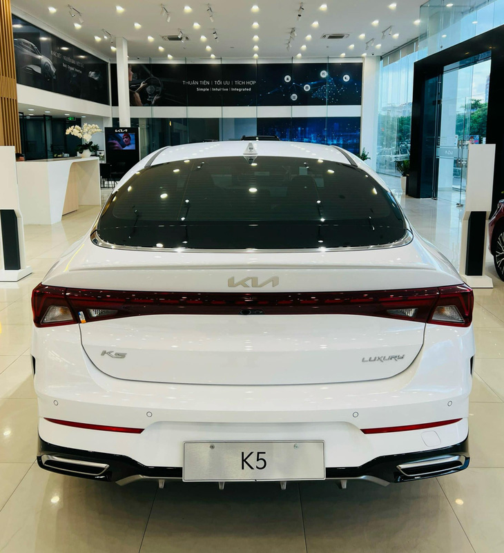 The Kia K5 has 2 engine options in the Vietnamese market.  The Luxury and Premium versions use the 2.0 MPI engine, which produces 150 horsepower and 192 Nm of torque, mated to a 6-speed automatic transmission.  The GT-Line version uses a 2.5 GDI engine, producing 191 horsepower and 246 Nm of torque, mated to an 8-speed automatic transmission.  All 3 versions are equipped with front-wheel drive