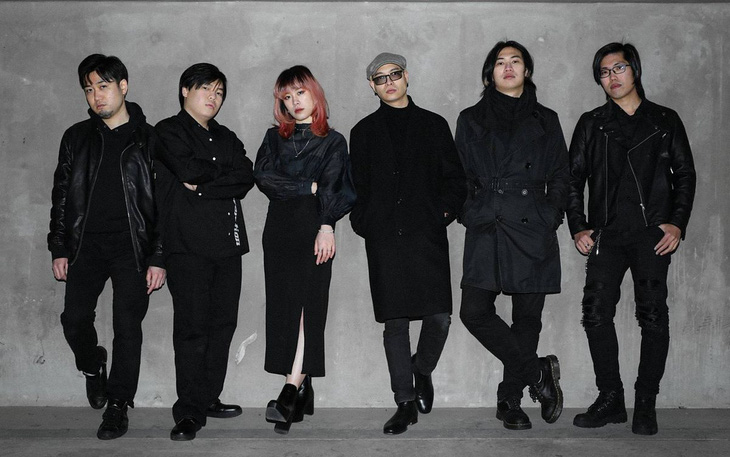 Nhóm nhạc rock Nhật nhưng có nhiều thành viên người Việt Kurrock được thành lập vào năm 2020. Nhóm hiện có năm thành viên (ba người Việt và hai người Nhật), Kurrock hoạt động chủ yếu tại Tokyo, Nhật Bản. Một trong những chủ đề dễ dàng nhận thấy ở ban nhạc này chính là những suy tư về đời sống đô thị, tâm trạng của con người. Vào tháng 6 năm nay, nhóm ra mắt album đầu tay Vượt, album được quan tâm nhiều tại thị trường Nhật Bản.